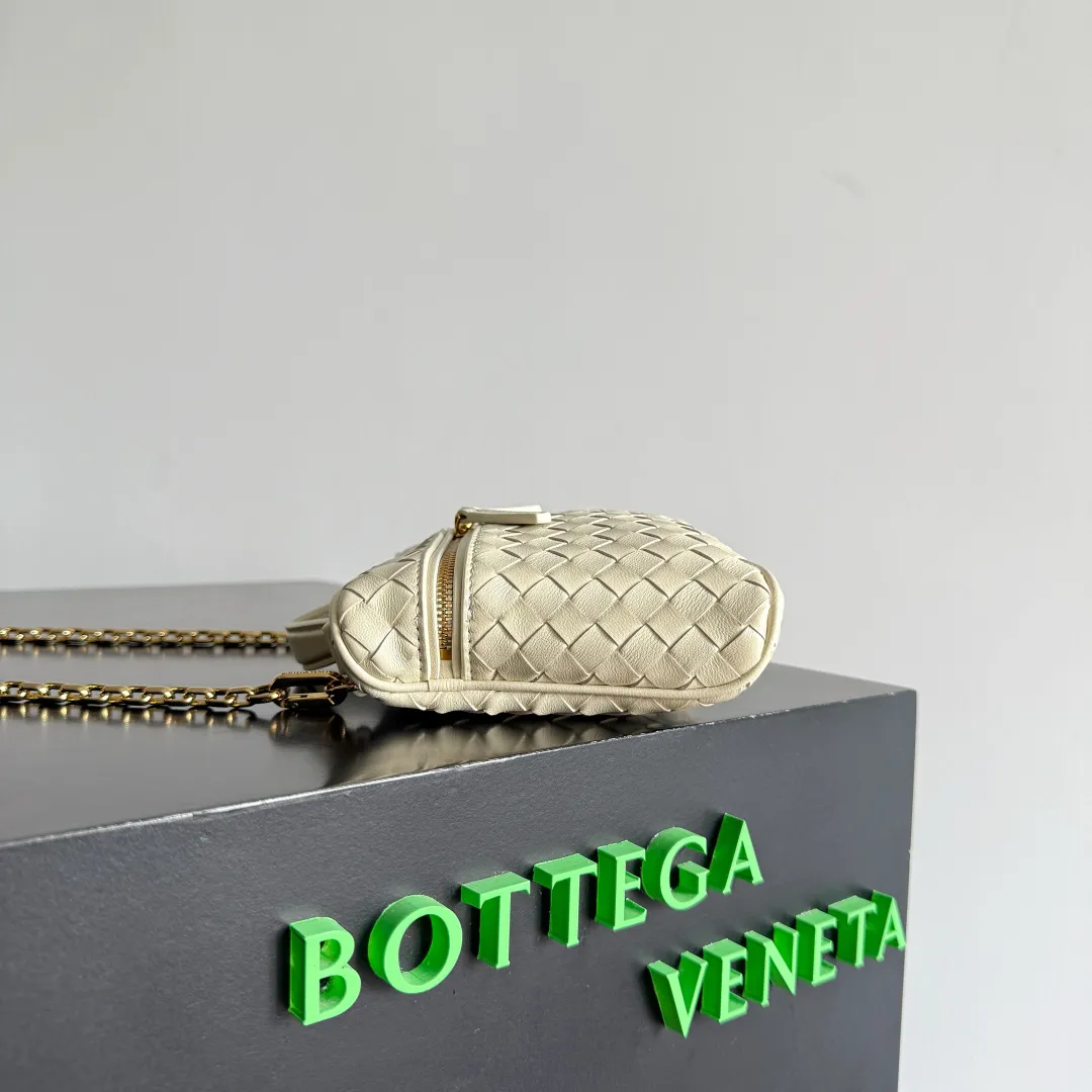 Batch 1480 BOTTEGA VENETA2025 new women's small Soft Vanity cosmetic bag, using the classic Intrecciato weaving technique, inheriting the classics, the ring buckle design 😎 The light metal chain gives you a high-end sense of matching, the chain is removable, and it can be used as a handbag ~ An elegant small bag that is perfect for participating in events. The overall body of the bag is as soft as marshmallow and can be easily kneaded, showing the strong toughness and high-end feel of the leather. The touch of sheepskin is so amazing. It is so healing when pinched! I have absolutely no resistance to small bags! ! ! Style No.: 843800 Color: Sea Salt Size: 19*14*3cm